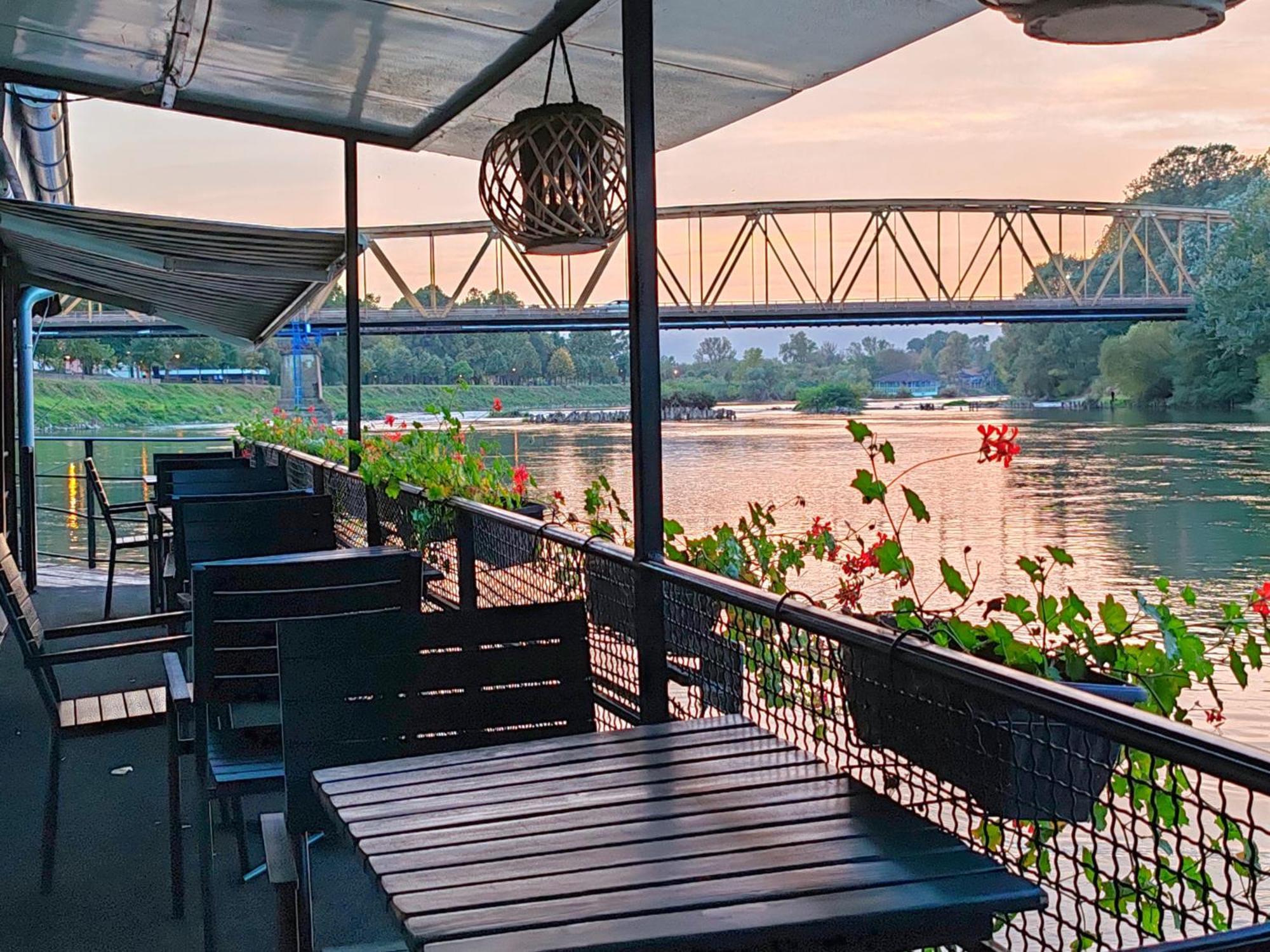 Cruiser Restoran ชูปริยา ภายนอก รูปภาพ
